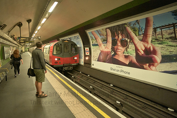 L1001768 London Tube iPhone