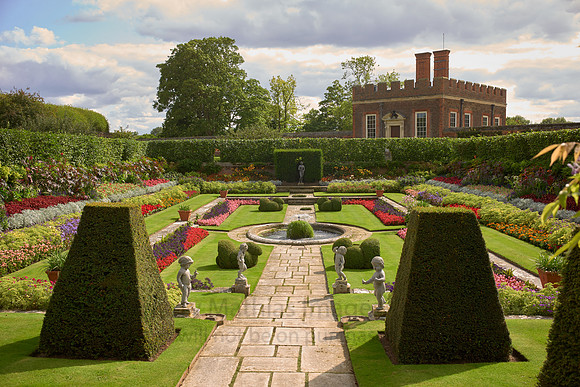 L1002393 Garden at Hampshire Court Palace UK